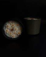 Sojas vaska svece ar margrietiņām - Attēls 3