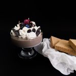 Sojas vaska svece "Šokolādes deserts ar putukrējumu un ogām"