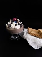 Sojas vaska svece "Šokolādes deserts ar putukrējumu un ogām"