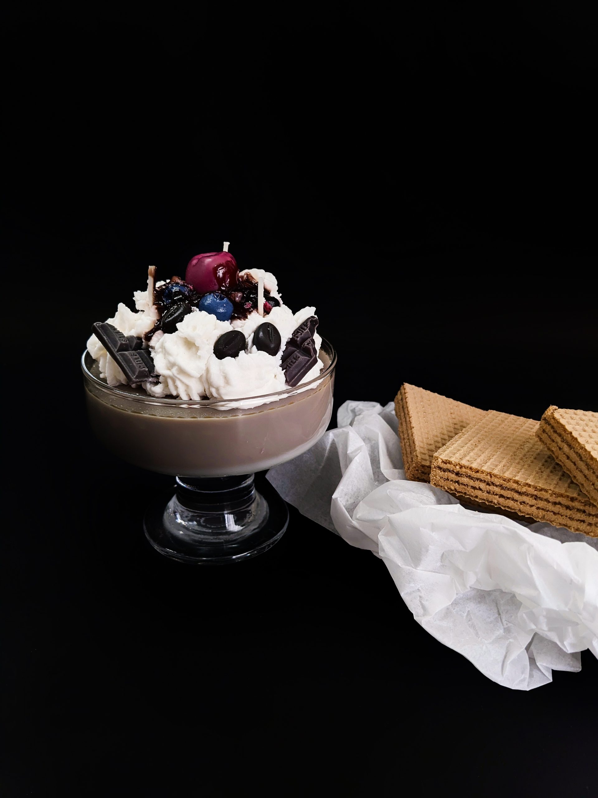 1000032702-1-scaled Sojas vaska svece "Šokolādes deserts ar putukrējumu un ogām" - Attēls 1