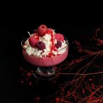 Sojas vaska svece "Sārtais deserts ar putukrējumu un ogām"