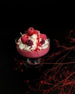 Sojas vaska svece "Sārtais deserts ar putukrējumu un ogām"