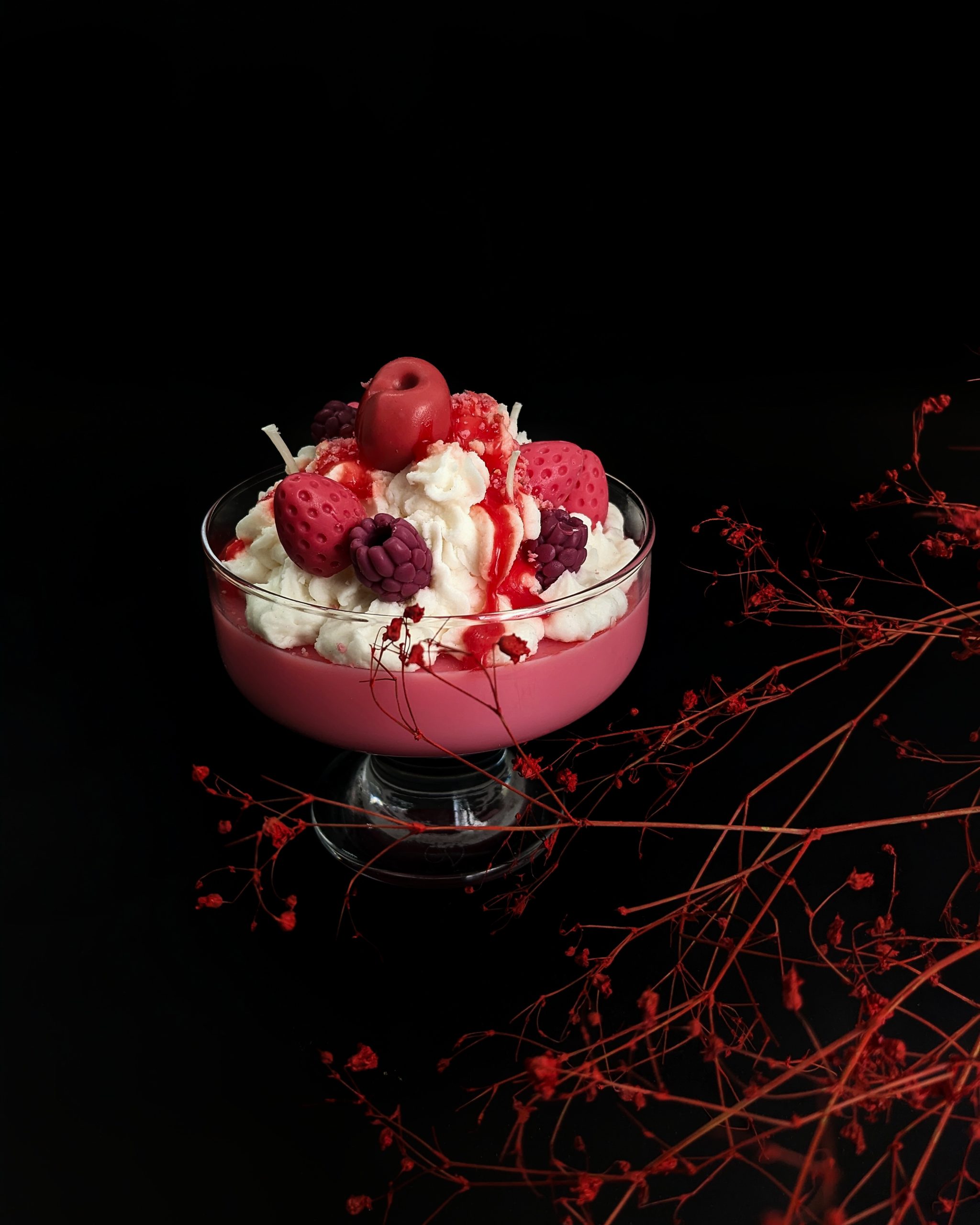 1000032710-1-scaled Sojas vaska svece "Sārtais deserts ar putukrējumu un ogām" - Attēls 1