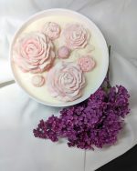 Sojas vaska svece ar krāsainām puķēm