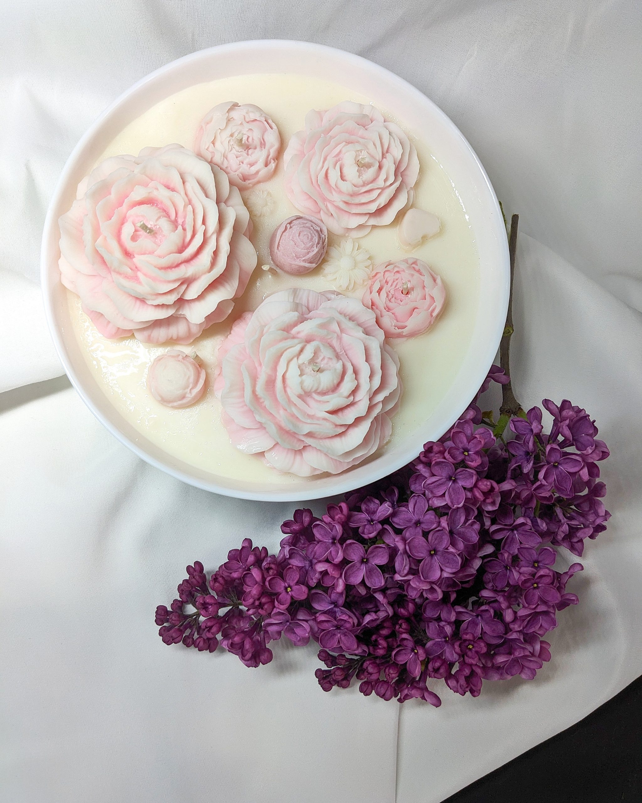 1000032841-scaled Sojas vaska svece ar krāsainām puķēm - Attēls 1