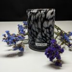 Līvānu stikla traukā lieta svece - melns ar baltu