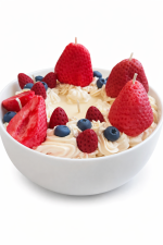 Sojas vaska svece "Zemeņu kūka ar putukrējumu un ogām