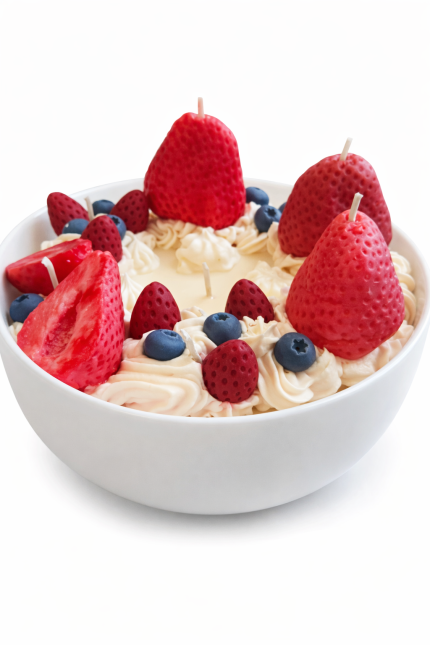 Sojas vaska svece "Zemeņu kūka ar putukrējumu un ogām