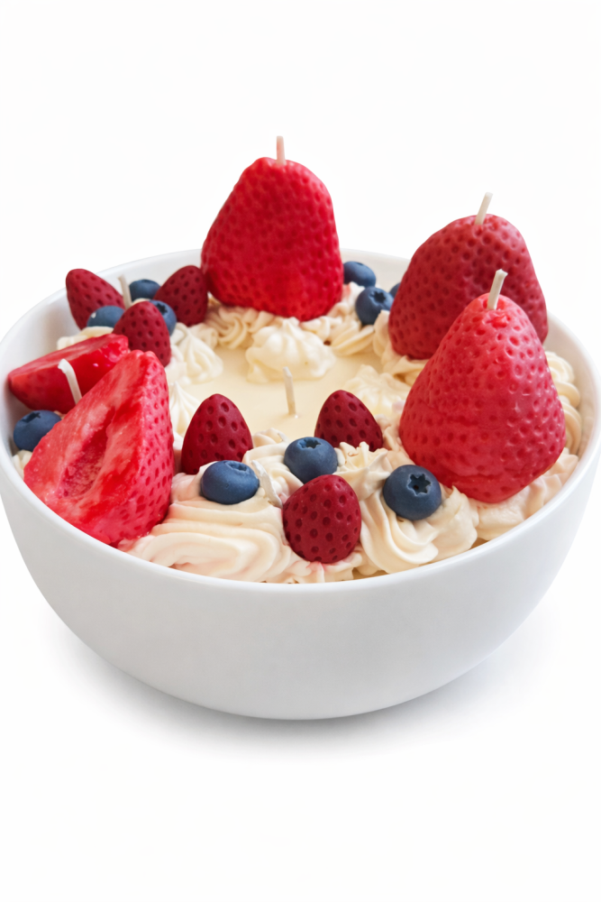 Sojas vaska svece "Zemeņu kūka ar putukrējumu un ogām