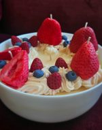 Sojas vaska svece "Zemeņu kūka ar putukrējumu un ogām"