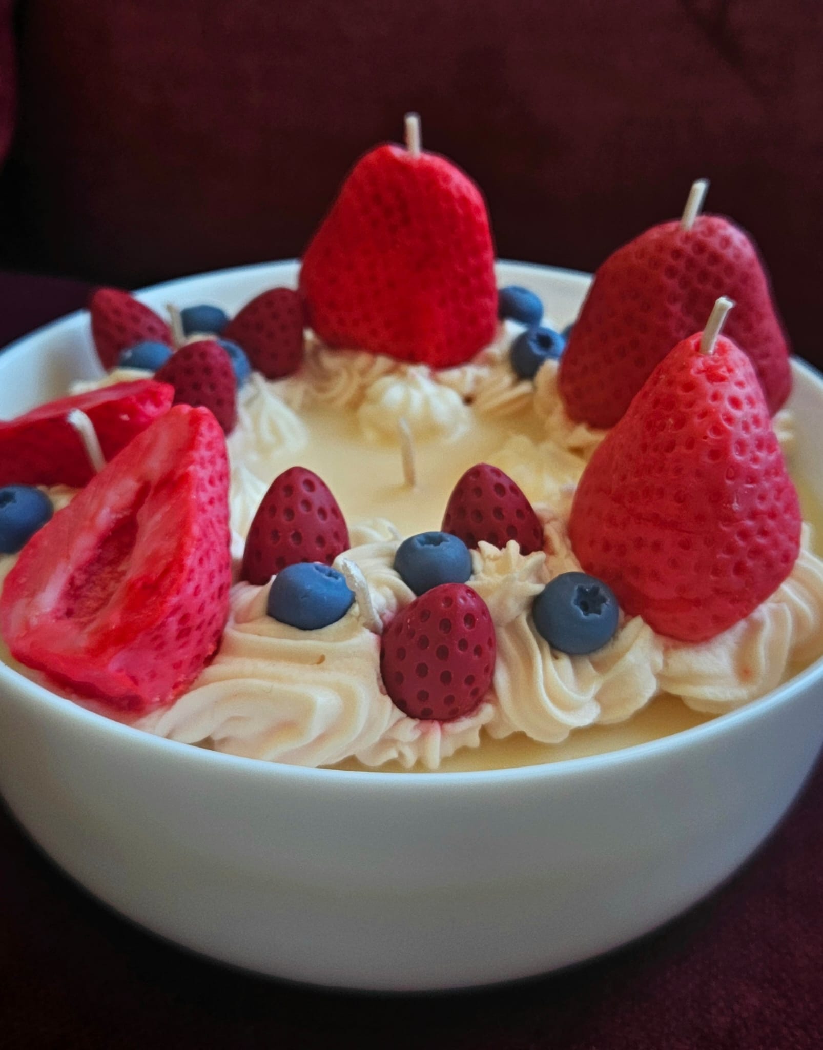 WhatsApp-Image-2025-07-03-at-14.23.23 Sojas vaska svece "Zemeņu kūka ar putukrējumu un ogām" - Attēls 1