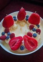 Sojas vaska svece "Zemeņu kūka ar putukrējumu un ogām" - Attēls 3