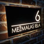 Mājas numura zīme ar LED apgaismojumu un tumsas sensoru