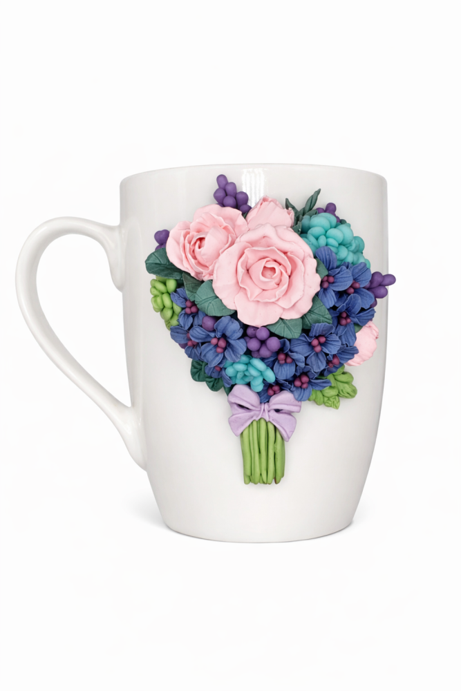 balta krūze ar ziediem