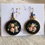 Apaļi auskari ar izšūtiem rožu ziediņiem