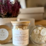 Dabīga sojas vaska svece IEKLAUSIES SIRDĪ