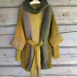 Adīta jaka sinepju toņos