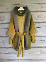 Adīta jaka sinepju toņos