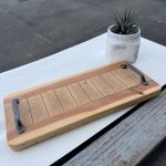 Koka paplāte ar metāla rokturiem