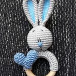 Tamborēts graužamriņķis "Zaķis" (pelēks/zils)