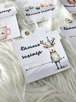 Ziemassvētku dāvanu kartītes ar uzrakstu “Dāvanas saņēmējs”, drukātas uz fotopapīra. Maigi, rotaļīgi dizaini ar ziemas motīviem – eglītēm, karstās šokolādes krūzītēm, piparkūkām ar dāvanām un citām svētku ilustrācijām.