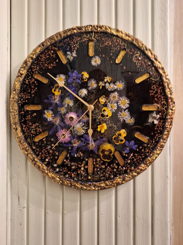 Pulkstenis ar dabīgiem ziediem