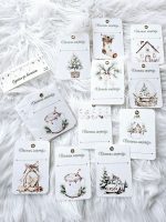 Ziemassvētku dāvanu kartītes ar uzrakstu “Dāvanas saņēmējs”, drukātas uz akvareļpapīra. Maigi, rustic stila dizaini ar ziemas motīviem – eglītēm, karstās šokolādes krūzītēm, mašīnu ar dāvanām un citām svētku ilustrācijām.