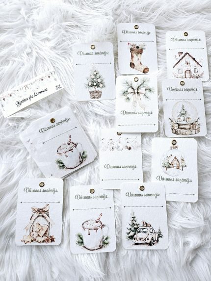 Ziemassvētku dāvanu kartītes ar uzrakstu “Dāvanas saņēmējs”, drukātas uz akvareļpapīra. Maigi, rustic stila dizaini ar ziemas motīviem – eglītēm, karstās šokolādes krūzītēm, mašīnu ar dāvanām un citām svētku ilustrācijām.