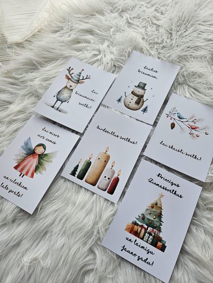 Ziemassvētku kartīšu komplekts ar maigiem, uz fotopapīra drukātiem attēliem - lieliski piemērotas novēlējumiem, dāvanām vai vienkārši mīļam vārdam kādam īpašam cilvēkam.