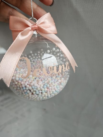 Ziemassvētku egles rotājums. Personalizēts vārds uz bumbas. Lieliska ideja dāvanai.