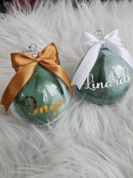 Personalizēti Ziemassvētku rotājumi. Zaļganas un baltas spalvas. Lieliska ideja dāvanām vai savas eglītes izrotāšanai.