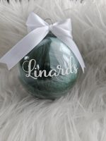 Personalizēti Ziemassvētku rotājumi. Zaļganas un baltas spalvas. Lieliska ideja dāvanām vai savas eglītes izrotāšanai.