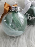 Personalizēti Ziemassvētku rotājumi. Zaļganas un baltas spalvas. Lieliska ideja dāvanām vai savas eglītes izrotāšanai.