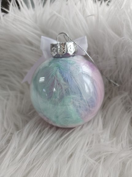 Personalizēti Ziemassvētku rotājumi. Pasteļkrāsas spalvas. Lieliska ideja dāvanām vai savas eglītes izrotāšanai.