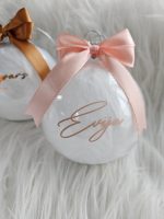 Personalizēti Ziemassvētku rotājumi. Baltas spalvas. Lieliska ideja dāvanām vai savas eglītes izrotāšanai.