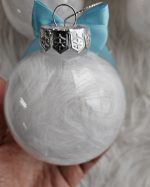 Personalizēti Ziemassvētku rotājumi. Baltas spalvas. Lieliska ideja dāvanām vai savas eglītes izrotāšanai.