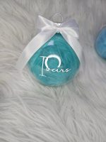 Personalizēti Ziemassvētku rotājumi. Pildījumā- košas spalvas. Lieliska ideja dāvanām vai savas eglītes izrotāšanai.