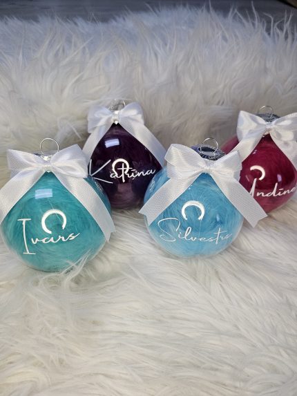 Personalizēti Ziemassvētku rotājumi. Pildījumā- košas spalvas. Lieliska ideja dāvanām vai savas eglītes izrotāšanai.
