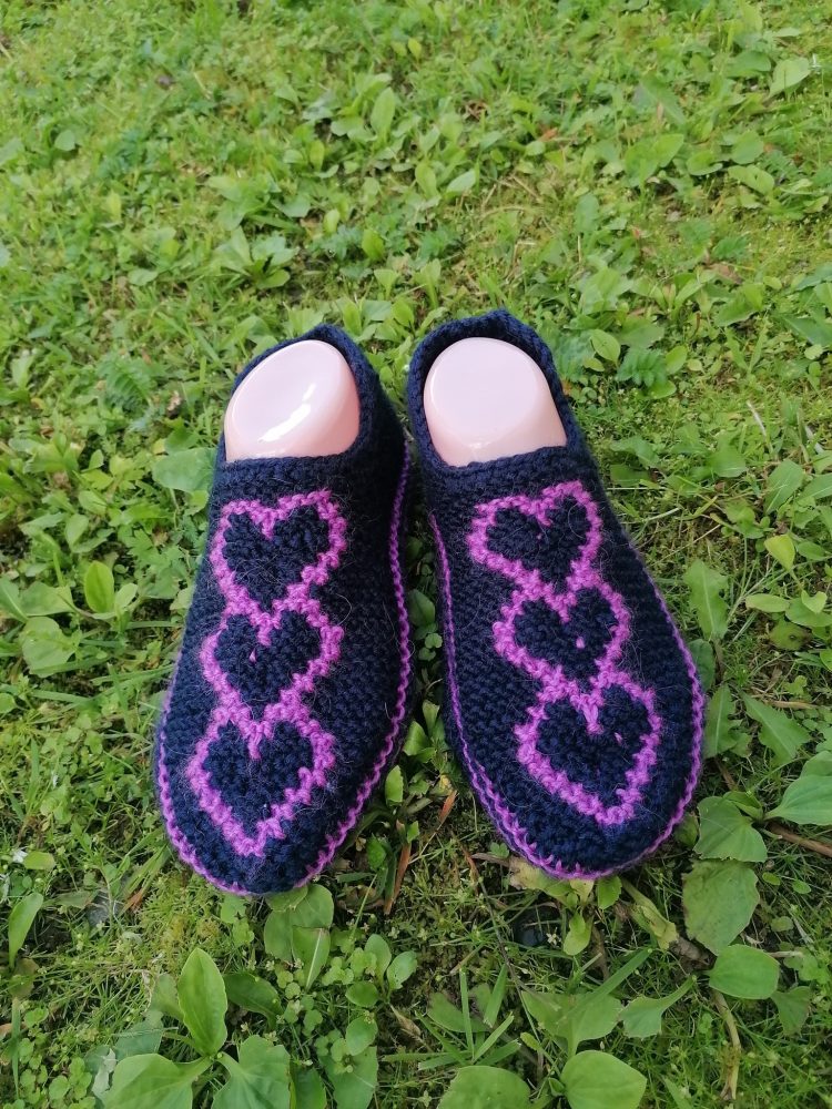 Čības ar violetām sirsniņām