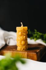 Dāvanu komplekts - Šūnu medus rāmītī un bišu vaska svece "Saulespuķe" - Attēls 3