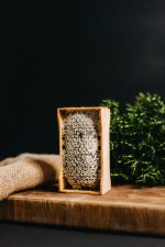 Dāvanu komplekts - Šūnu medus rāmītī un bišu vaska svece "Saulespuķe" - Attēls 5