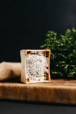 Dāvanu komplekts - Šūnu medus rāmītī un bišu vaska svece "Vijums" - Attēls 2