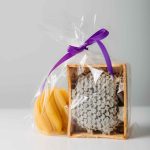 Dāvanu komplekts - Šūnu medus rāmītī un bišu vaska svece "Vijums"