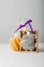 Dāvanu komplekts - Šūnu medus rāmītī un bišu vaska svece "Vijums"