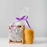 Dāvanu komplekts - Šūnu medus rāmītī un bišu vaska svece "Roze"