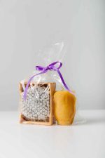 Dāvanu komplekts - Šūnu medus rāmītī un bišu vaska svece "Roze"