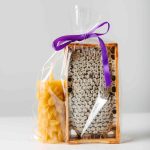 Dāvanu komplekts - Šūnu medus rāmītī un bišu vaska svece "Saulespuķe"