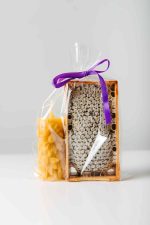 Dāvanu komplekts - Šūnu medus rāmītī un bišu vaska svece "Saulespuķe"