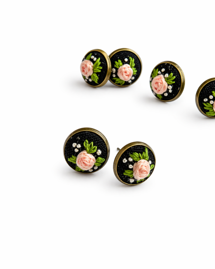 Nagliņu auskari ar izšūtiem rožu ziediņiem