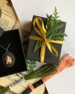 Apaļš kulons ar izšūtiem ziediņiem ķēdītē - Attēls 4